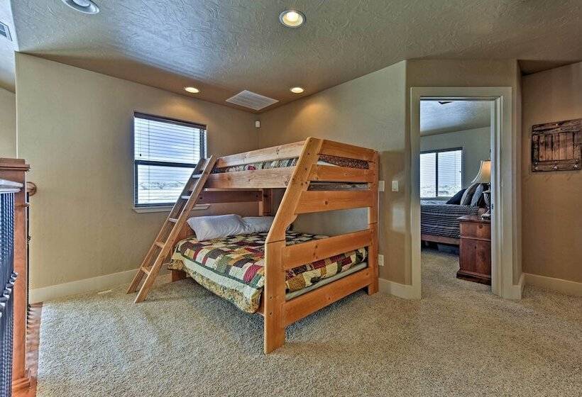 Cabin W/ Beach Access, Sport Court, Hot Tub & View