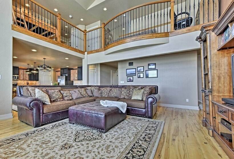 Cabin W/ Beach Access, Sport Court, Hot Tub & View