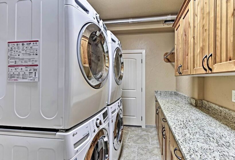 Cabin W/ Beach Access, Sport Court, Hot Tub & View