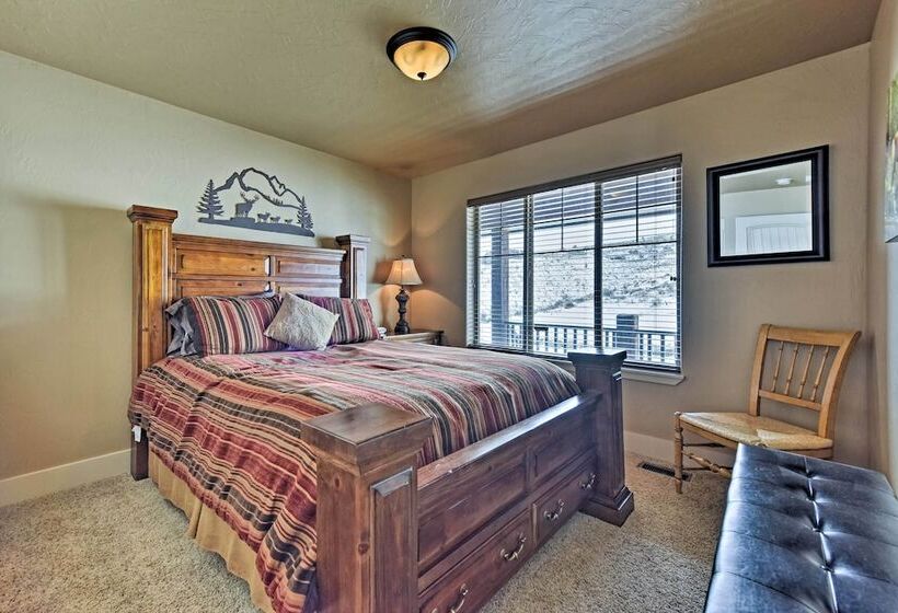 Cabin W/ Beach Access, Sport Court, Hot Tub & View