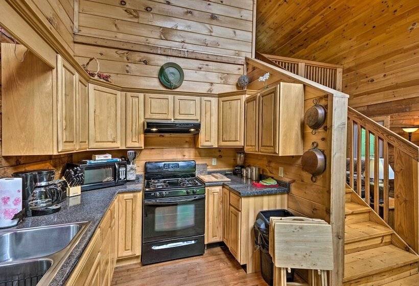 Cabin On 22 Acres W/ Patio   3 Mi To Blowing Rock!