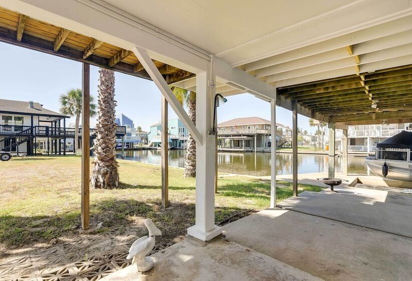 Canal Front Galveston Home: Fishing On Site!