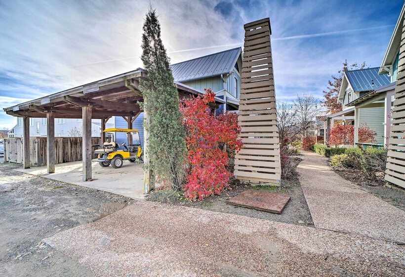 Carlton Landing Home: Walk To Lake & Parks!