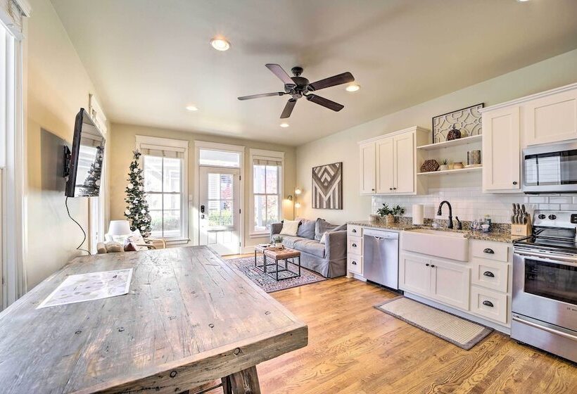 Carlton Landing Home: Walk To Lake & Parks!