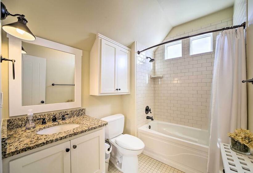 Carlton Landing Home: Walk To Lake & Parks!