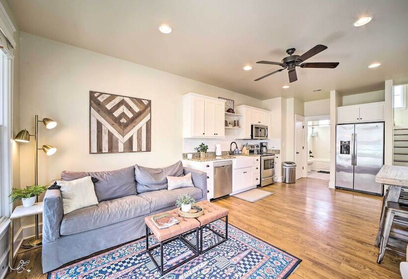 Carlton Landing Home: Walk To Lake & Parks!