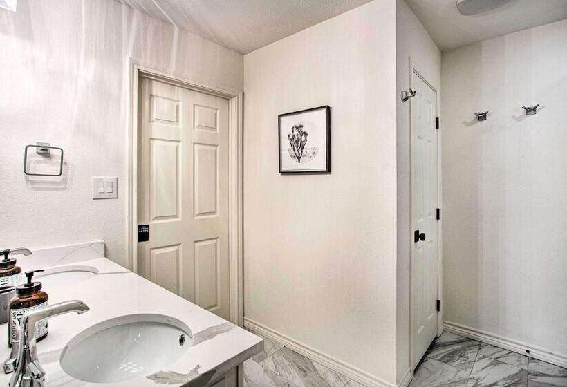 Remodeled Cedar Creek Lake Retreat W/ Fire Pit!