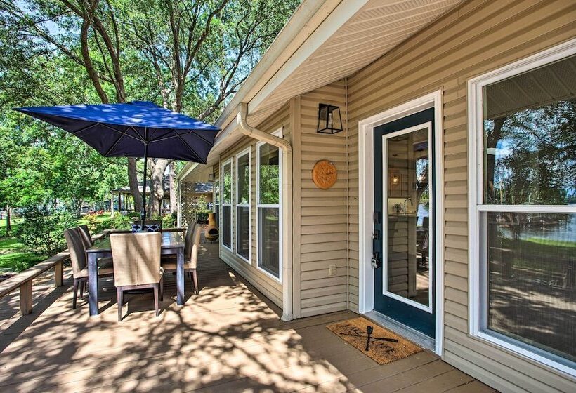 Remodeled Cedar Creek Lake Retreat W/ Fire Pit!