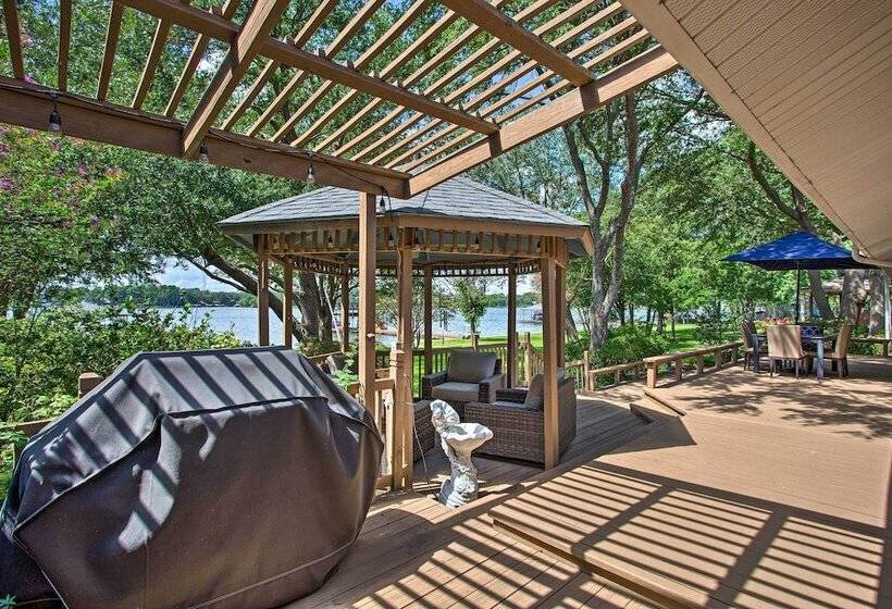 Remodeled Cedar Creek Lake Retreat W/ Fire Pit!