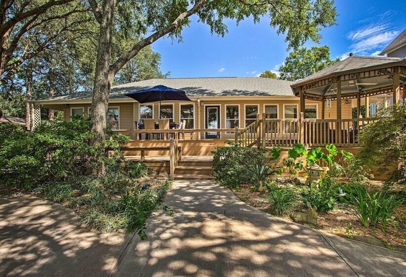 Remodeled Cedar Creek Lake Retreat W/ Fire Pit!