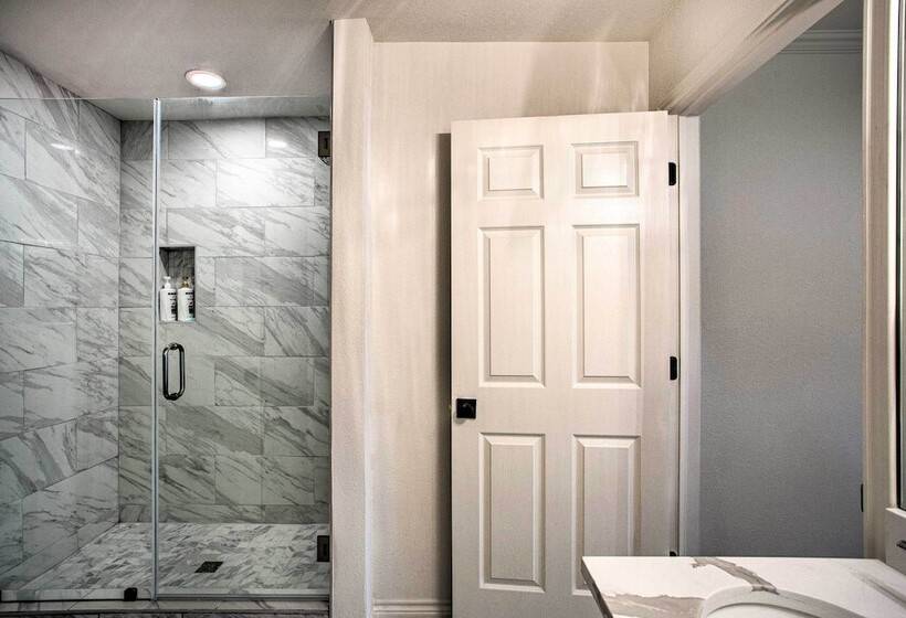 Remodeled Cedar Creek Lake Retreat W/ Fire Pit!