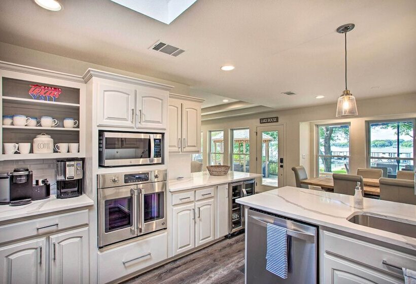 Remodeled Cedar Creek Lake Retreat W/ Fire Pit!