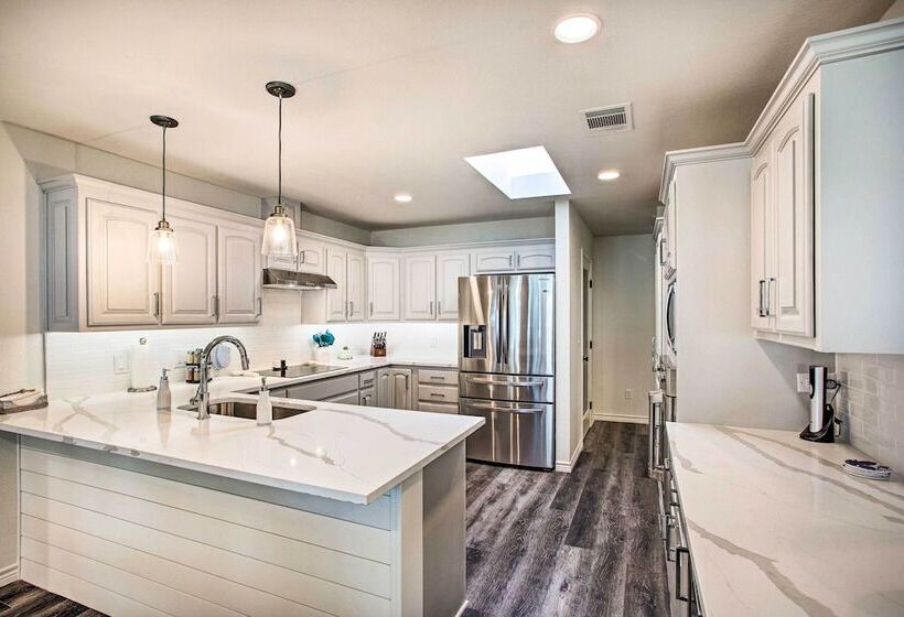 Remodeled Cedar Creek Lake Retreat W/ Fire Pit!