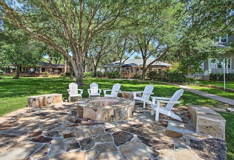 Remodeled Cedar Creek Lake Retreat W/ Fire Pit!