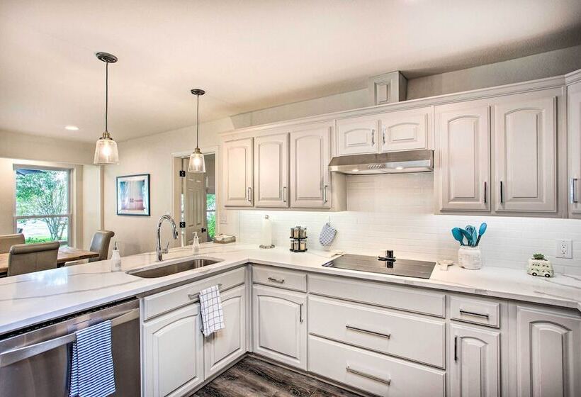 Remodeled Cedar Creek Lake Retreat W/ Fire Pit!