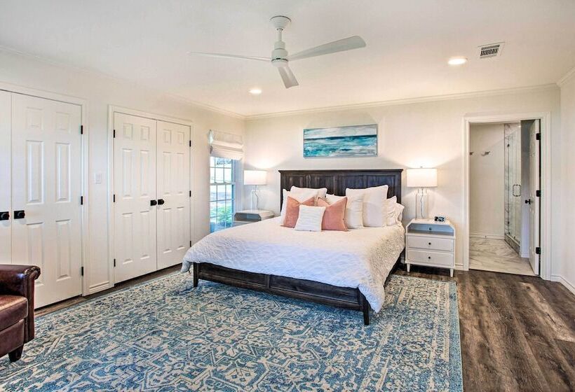 Remodeled Cedar Creek Lake Retreat W/ Fire Pit!