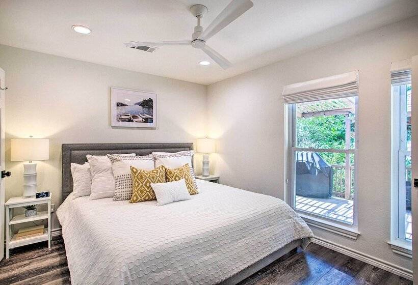 Remodeled Cedar Creek Lake Retreat W/ Fire Pit!