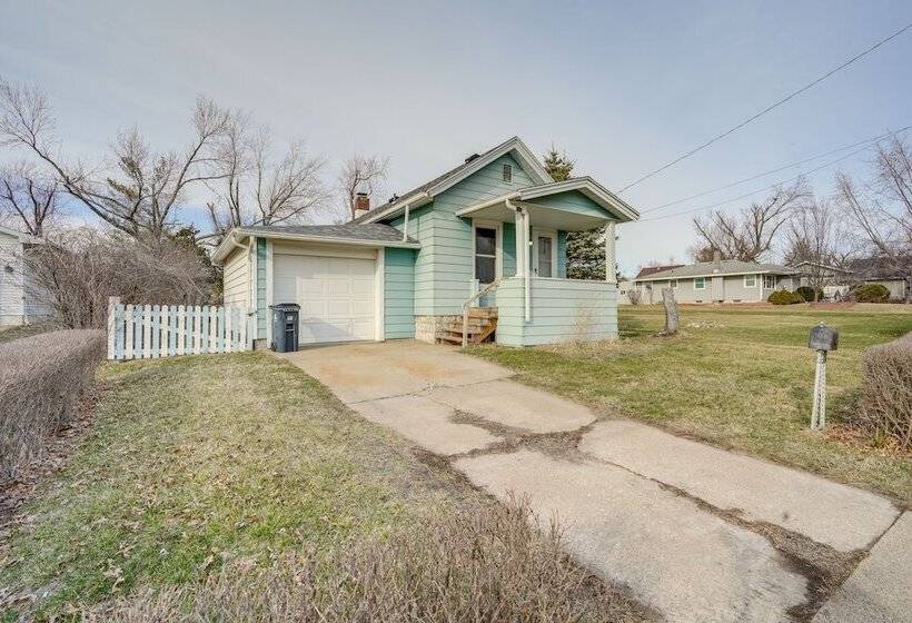 Cedar Rapids Vacation Home Near Downtown District!