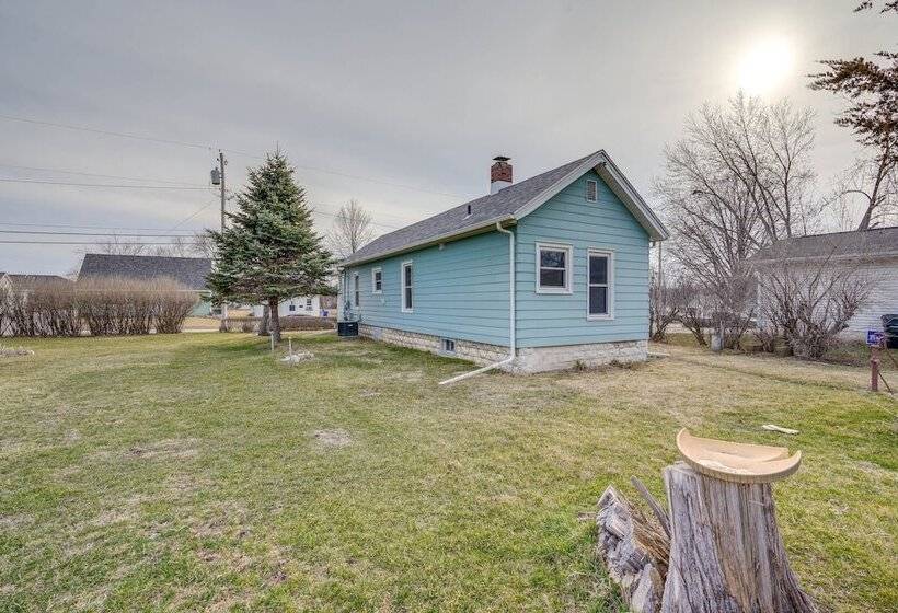 Cedar Rapids Vacation Home Near Downtown District!