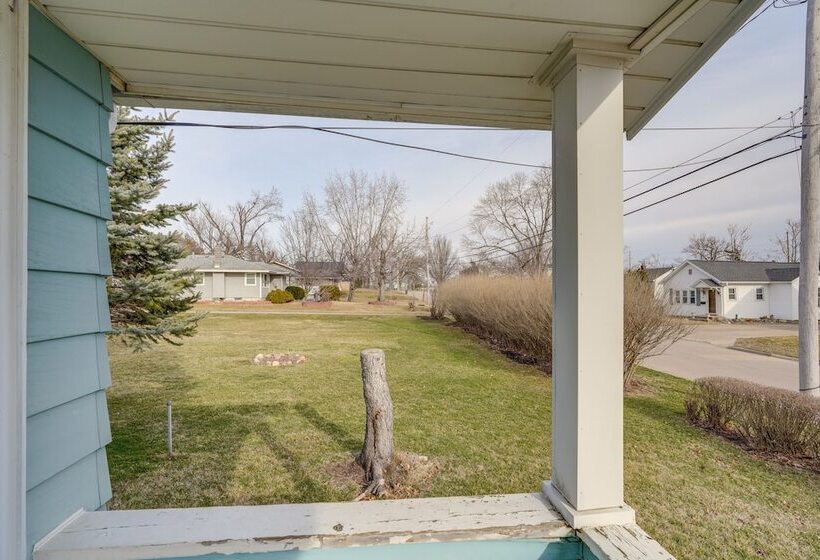 Cedar Rapids Vacation Home Near Downtown District!