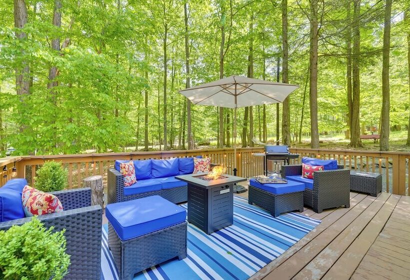 Chalet On The Green: Cozy Lake Ariel Retreat!