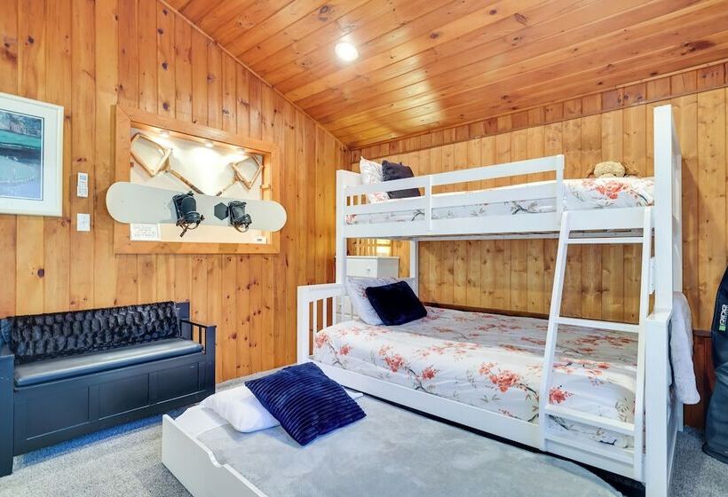 Chalet On The Green: Cozy Lake Ariel Retreat!