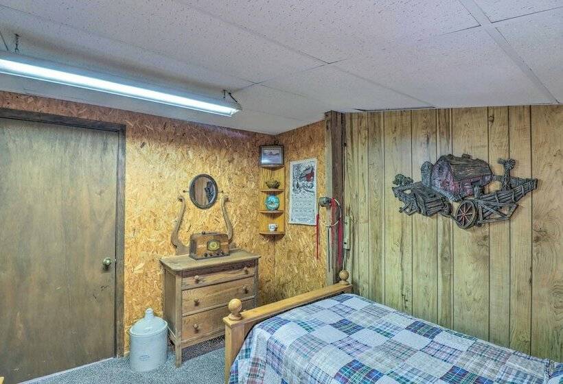 Charming Cabin In Mountain View W/ Deck!