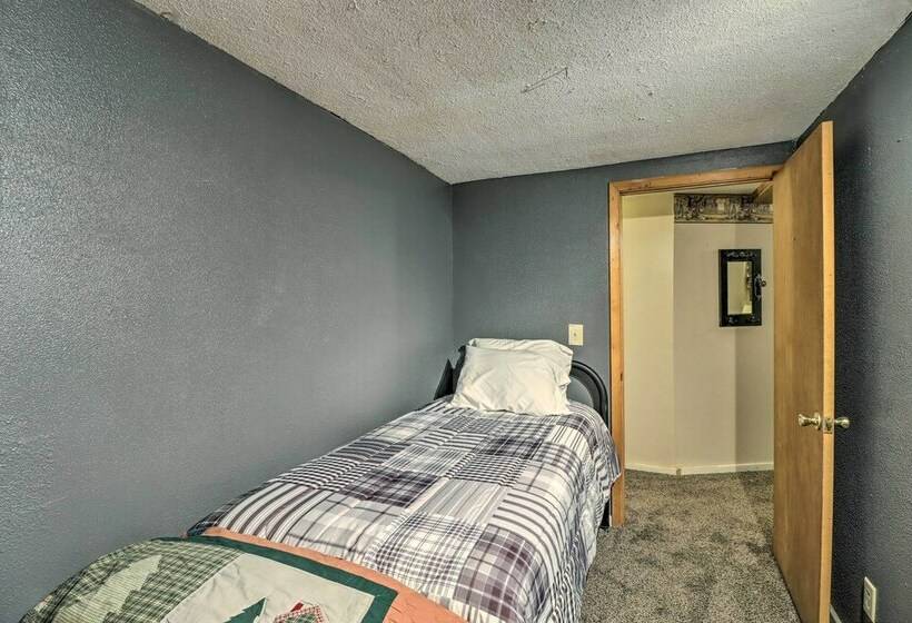 Charming Cabin In Mountain View W/ Deck!