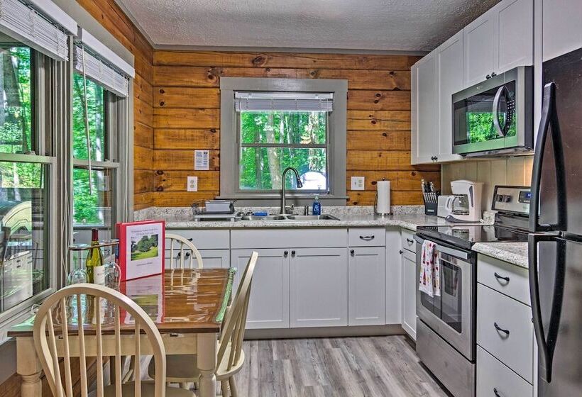 Clyde Cabin Hideaway: Porch & Grill