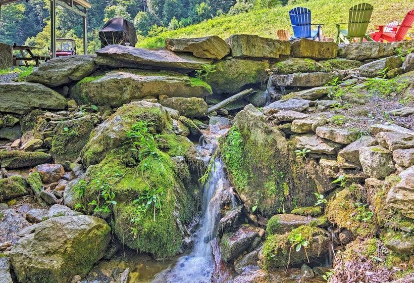 Clyde Cabin Hideaway: Porch & Grill