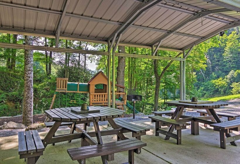 Clyde Cabin Hideaway: Porch & Grill