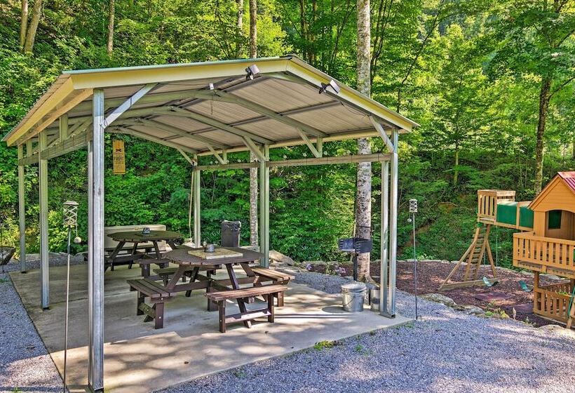 Clyde Cabin Hideaway: Porch & Grill