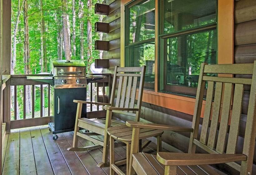 Clyde Cabin Hideaway: Porch & Grill