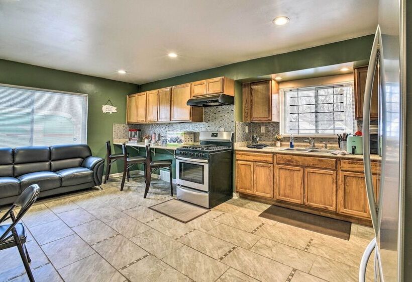 Charming Detroit Escape 14 Mi To Downtown!