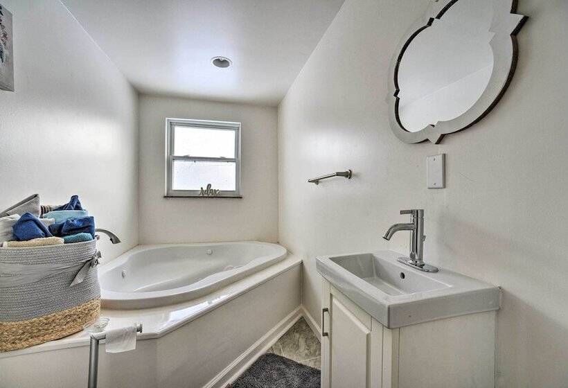 Charming Detroit Escape 14 Mi To Downtown!