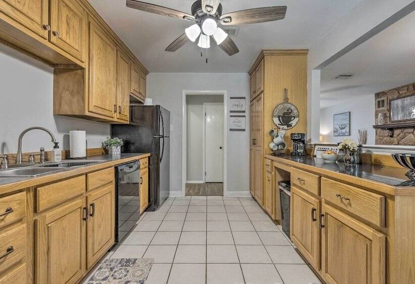 Charming Gulfport Escape: Half Mile To Beach!