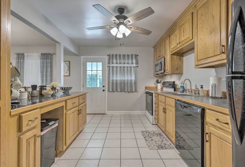 Charming Gulfport Escape: Half Mile To Beach!