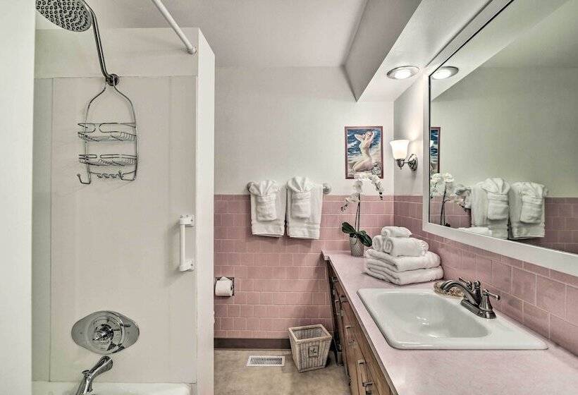 Charming Hillsboro Home W/ Yard, Dogs Welcome