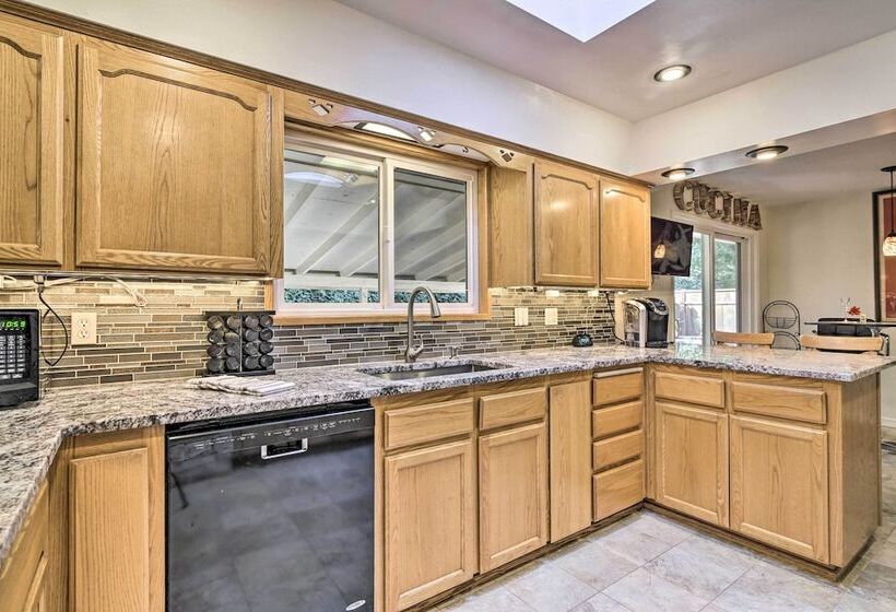 Charming Hillsboro Home W/ Yard, Dogs Welcome