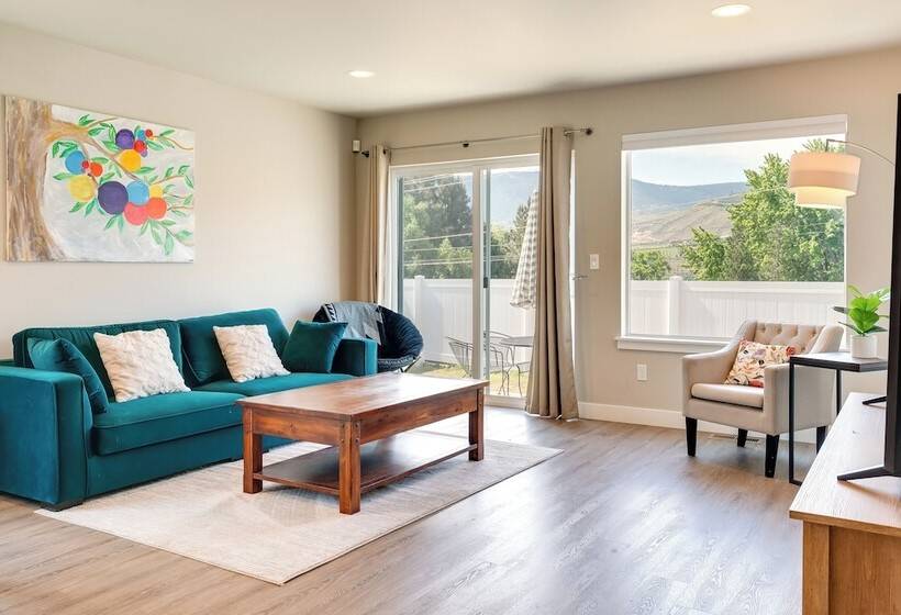 Charming Home W/ Mtn & Columbia River Views!