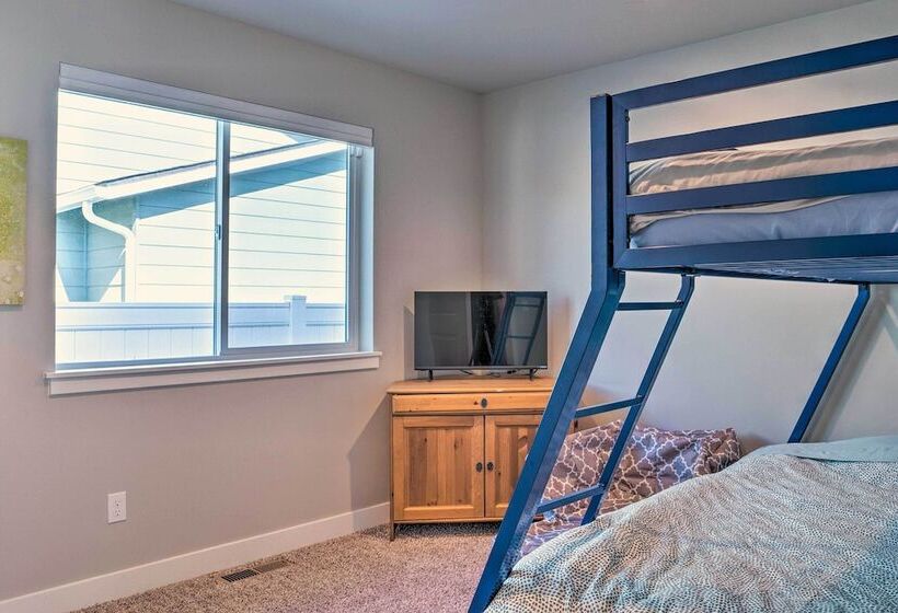 Charming Home W/ Mtn & Columbia River Views!