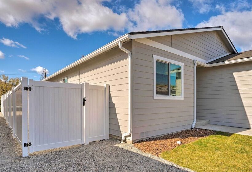 Charming Home W/ Mtn & Columbia River Views!