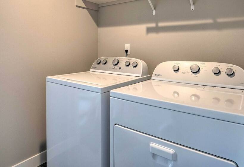 Charming Home W/ Mtn & Columbia River Views!