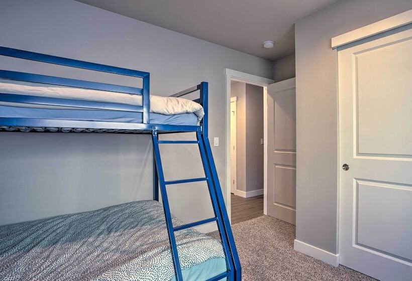 Charming Home W/ Mtn & Columbia River Views!