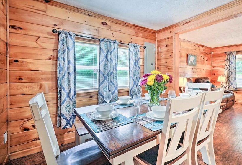 Charming Jamestown Cabin W/ Large Backyard!