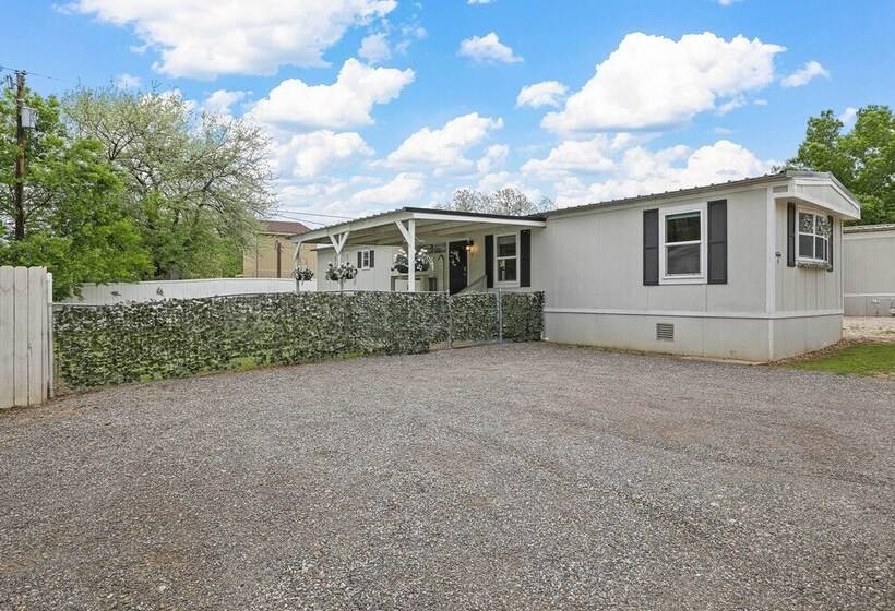 Near Water: Lake Dallas Home W/ Furnished Patio!