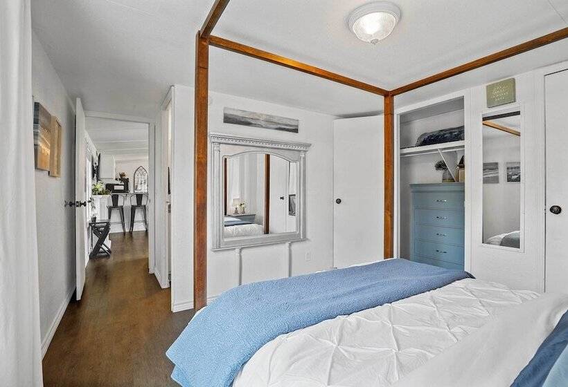 Near Water: Lake Dallas Home W/ Furnished Patio!