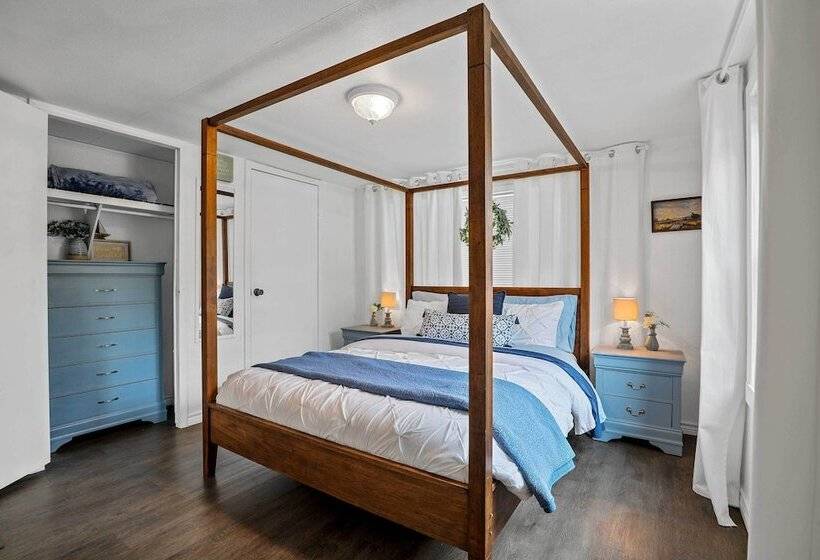 Near Water: Lake Dallas Home W/ Furnished Patio!