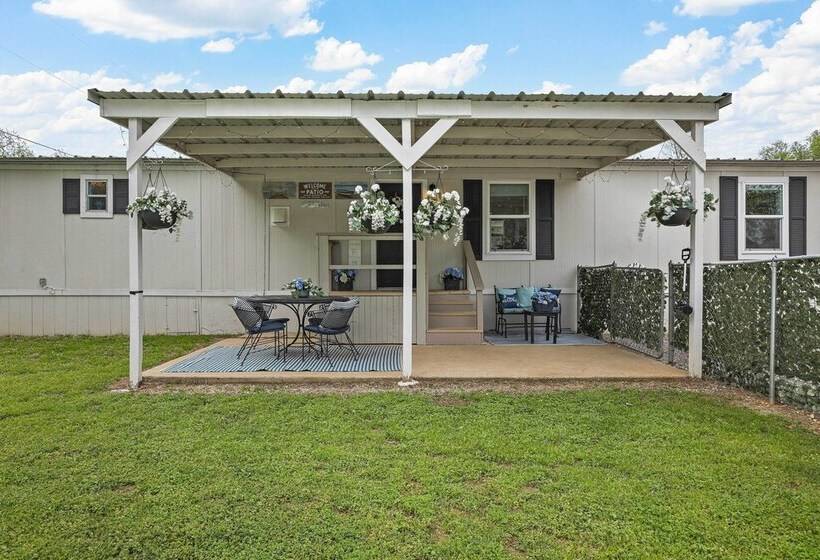 Near Water: Lake Dallas Home W/ Furnished Patio!