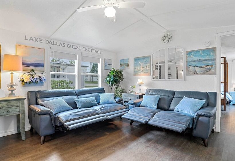 Near Water: Lake Dallas Home W/ Furnished Patio!